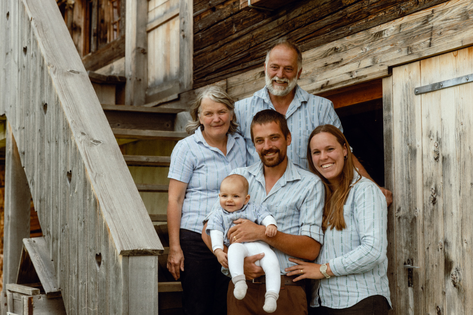Familienfoto vor dem Alphäuschen