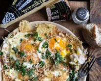 Ostiga ägg, Chimichurrisås och pangrattato med Appenzeller® Extra
