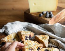 Scone with Appenzeller® Black Label and blueberries