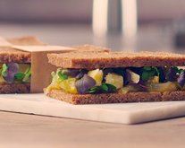 Mini sandwiches de Sbrinz AOP y chutney de tomate