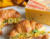 Croissant with scrambled eggs, Emmentaler AOP Mild and cascade of leeks with mustard